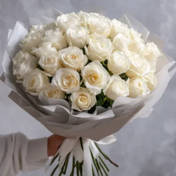 Белые розы «Туманная гладь»