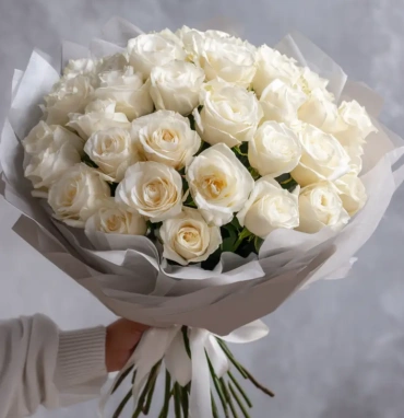 Белые розы «Туманная гладь»