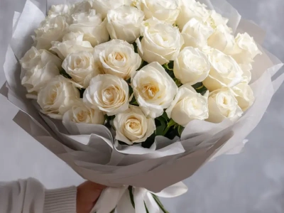 Белые розы «Туманная гладь»