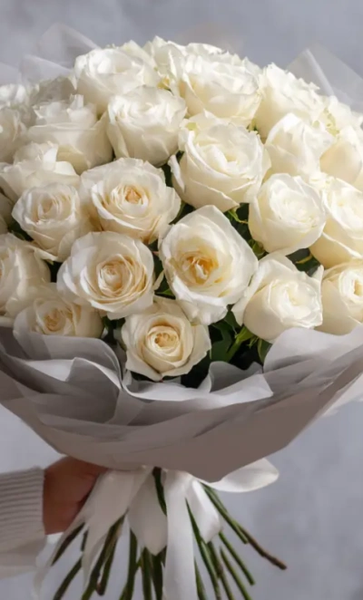 Белые розы «Туманная гладь»