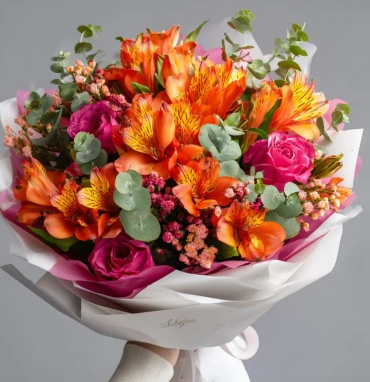 Букет с альстромериями «Заряд энергии»