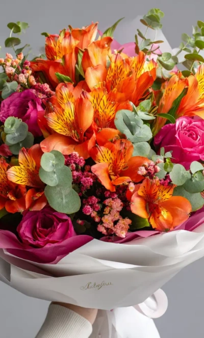 Букет с альстромериями «Заряд энергии»