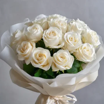 15 белых эквадорских роз 50 см