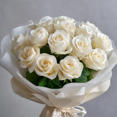 15 белых эквадорских роз 50 см