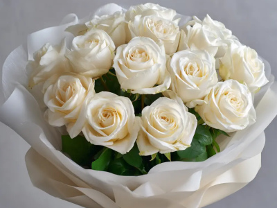 15 белых эквадорских роз 50 см