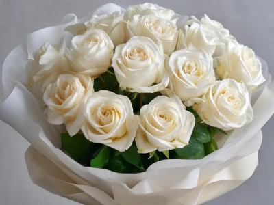15 белых эквадорских роз 50 см