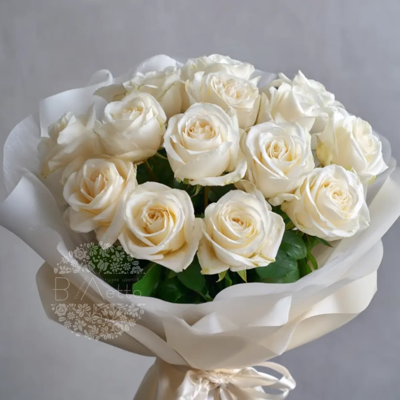 15 белых эквадорских роз 50 см